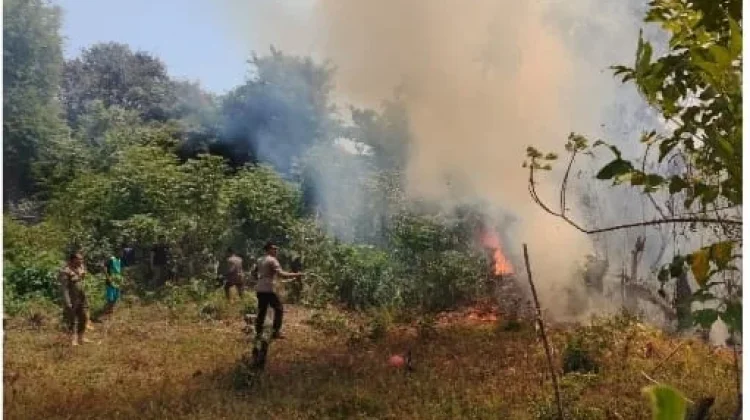 Polsek Tojo Bersama TNI dan Warga Lakukan Pemadaman Karhutla