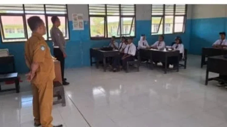 Satlantas Polres Touna Edukasi Siswa SMPN 6 Uematopa Tertib Lalu Lintas