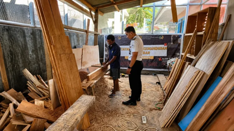 Warga Binaan Berdaya, Hasilkan Meja Pembinaan Kepribadian untuk Masjid