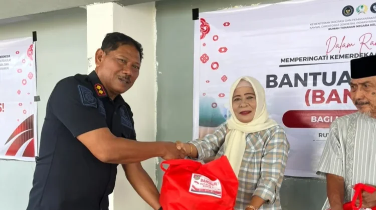 Semarak HUT RI ke-81, Rutan Poso Salurkan Bantuan Sosial kepada Purna Bakti