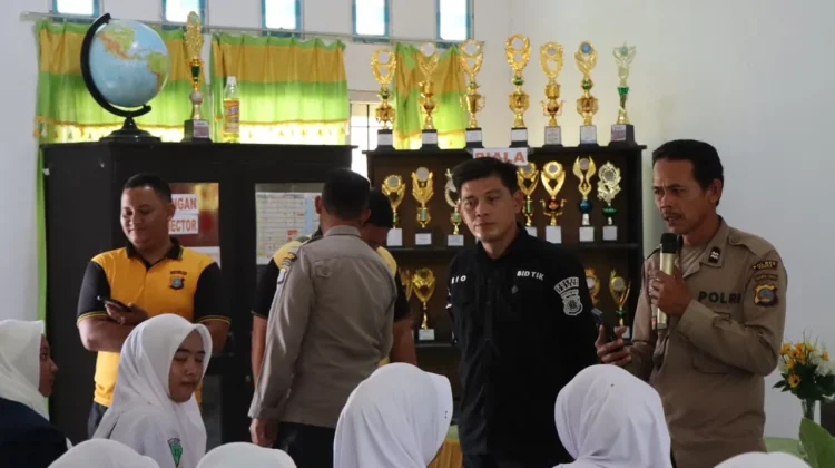 Sat Binmas Polres Touna Sosialisasikan Super App Polri ke Sekolah