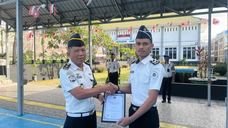 Lapas Luwuk Beri Penghargaan Pegawai Teladan