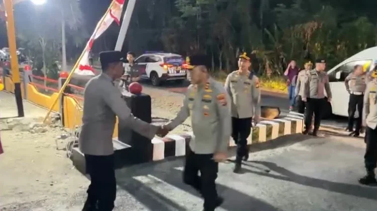 Kapolda Sulteng Salurkan Saratus Paket Sembako untuk Warga Ampana Tete