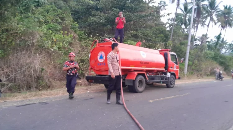 Karhutla Bakar Setengah Hektare Lahan Pinggir Pantai Desa Uekuli