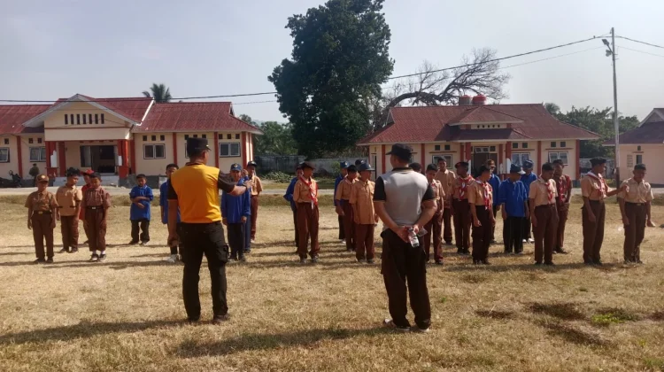 Bentuk Karakter Pelajar Disiplin, Satbinmas Polres Touna Latih Siswa SR PBB