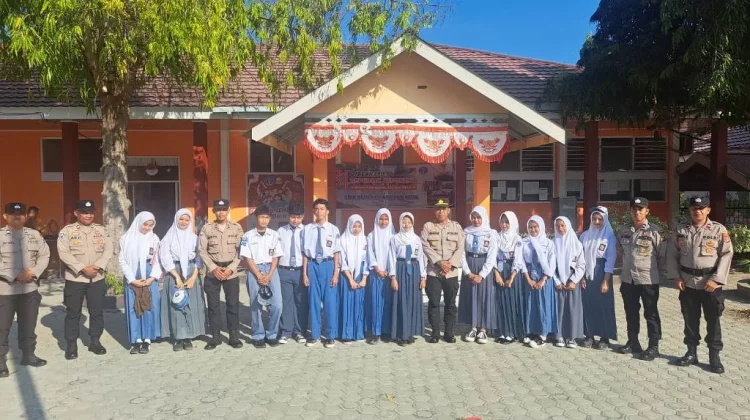 Jadi Pembina Upacara Kasat Binmas Ingatkan Siswa SMKN 1 Ampana Bahaya Radikalisme