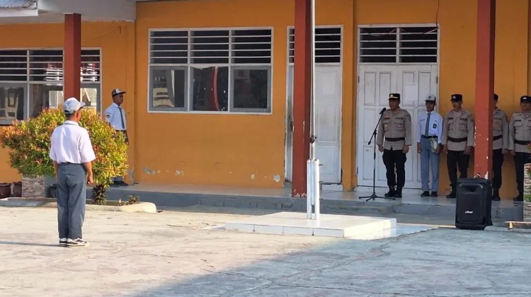 Pembina Upacara, Kasat Binmas Touna Sampaikan Pesan Kamtibmas Kepada Pelajar