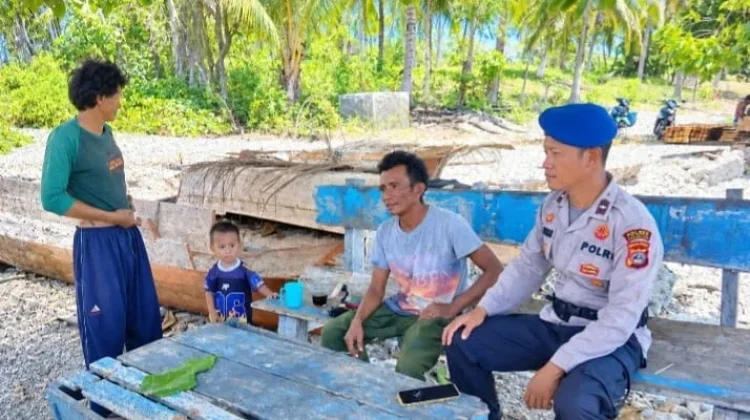 Polisi Penolong Satpolairud Polres Touna Hadir Bagi Warga di Pesisir Uebone Touna