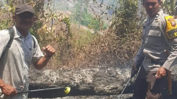 Polsek Ampana Tete Bersama Warga Padamkan Kebakaran Lahan