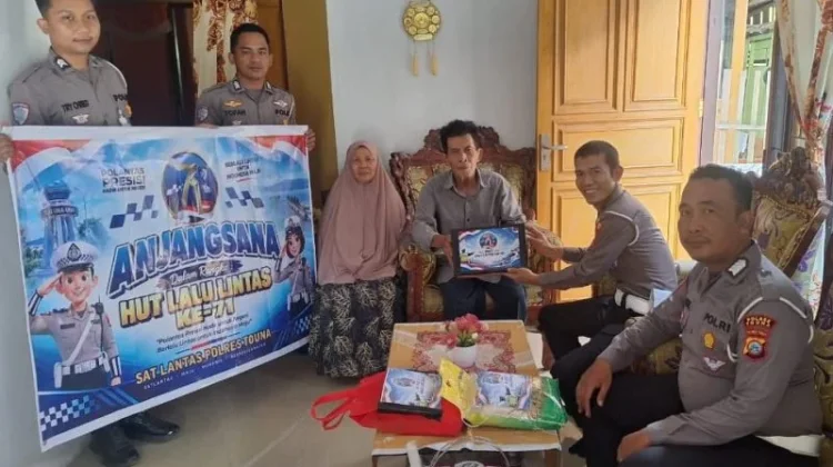 HUT Lantas ke-71, Satlantas Polres Touna Salurkan Bansos Kepada Purnawirawan