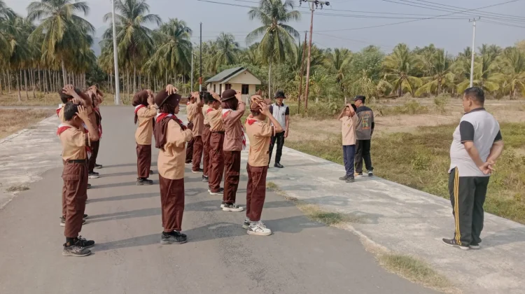 Kasat Binmas Polres Touna Latih PBB dan Bina Polisi Cilik di Sekolah Rakyat