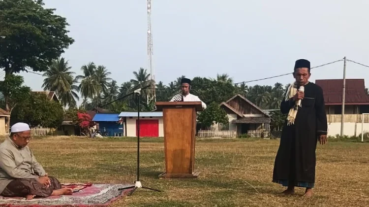 Pemerintah dan Masyarakat Tojo Barat Gelar Salat Istisqa di Lapangan Tu’a Mulangke