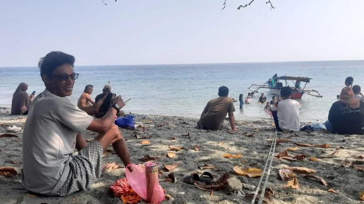 Wisata Pantai Taman Jembatan Hayal Ampana Wisata Favorit Warga di Hari Libur