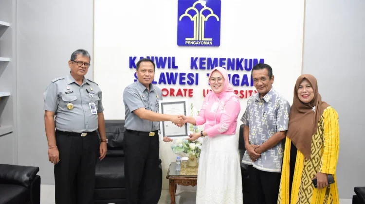 Kemenkum Sulteng Serahkan Empat Sertifikat Hak Cipta Buol