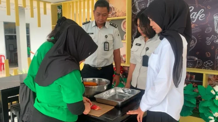 Warga Binaan Lapas Luwuk Produksi Kerupuk untuk Bekal Kemandirian