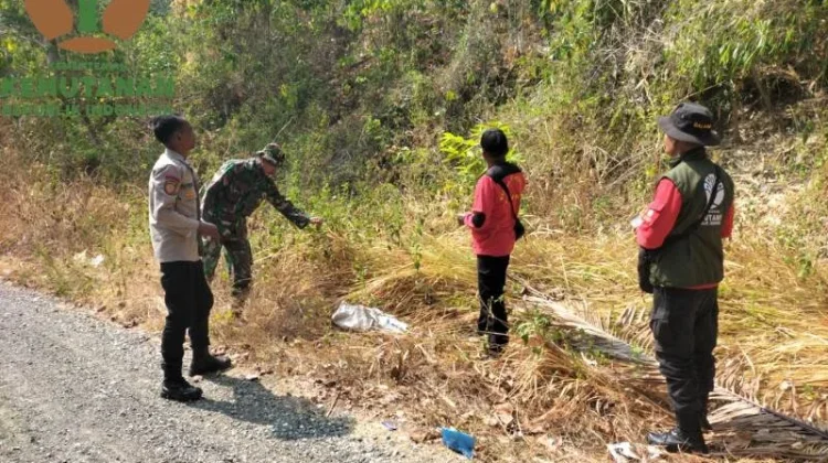 Antisipasi Karhutla, Polsek Tojo dan TNI Patroli di Uekuli