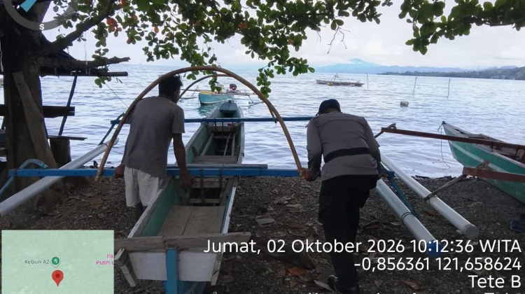 Satpolairud Polres Touna Sambangi Nelayan di Desa Uebone