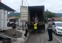 Satlantas Polres Banggai Tegur Sopir Truk Bongkar Muat di Bahu Jalan