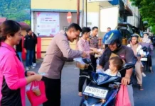Polres Banggai Berbagi Takjil, Pererat Kebersamaan di Bulan Ramadhan