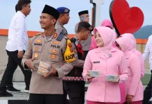 Polres Touna Berbagi Takjil jelang Berbuka