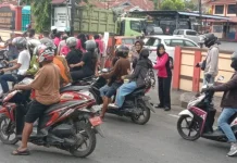 Polsek Luwuk Bagikan 300 Paket Takjil dan Sembako