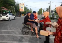 DWP DAMKARMAT Touna Bagi Ratusan Takjil pada Pengendara