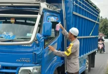 Polsek Kintom dan Bhayangkari Bagikan 200 Paket Takjil kepada Pengendara