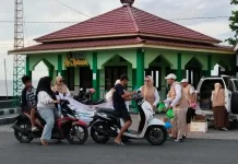 PGRI Kecamatan Ampana Kota Berbagi Takjil, Perkuat Kepedulian Sosial