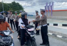 Satlantas Polres Touna Bagikan Takjil ke Pengguna Jalan
