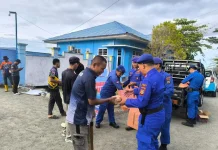 Satpolairud Polres Touna Bagikan Takjil kepada Warga Pesisir