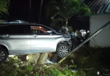 Alami Kecelakaan Tunggal, Sebuah Mobil Hantam Tiang Lampu di Desa Tete