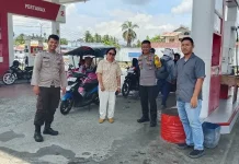 Patroli Polsek Ampana Kota Atur Antrean BBM di SPBU Bailo