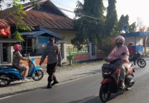 Polsek Ampana Kota Intensifkan Strong Point Pagi Hari di Kawasan Sekolah