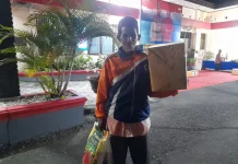 Kapolda Sultengan Bagi Bagi Sembako untuk Dhuafa di Touna