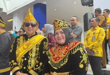 Tampil Memukau Dengan Baju Adat, Bupati dan Wabup Touna Hadiri HUT ke-62 Sulteng