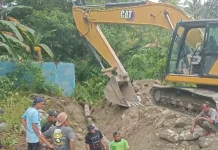 PUPR Touna Bantu Penggalian Pipa Milik PDAM Ampana yang Tertimbun Material