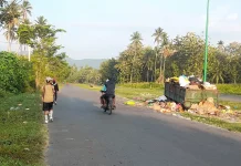 Warga Keluhkan Bau Sampah Pasar Rakyat Ampana