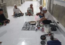 Jemaah Masjid Almahmudiyyah Ampana Gelar Ngopi Bareng saat Malam Itikaf