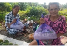 Pelaku Usaha di Touna Berbagai Sembako dengan Kaum Dhuafa