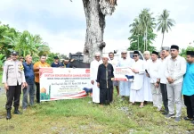 Bupati Touna Serahkan Sapi Kurban Bantuan Presiden RI di Masjid Miftahul Khairat