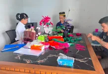 Warga Binaan Lapas Luwuk Ubah Limbah Plastik Jadi Bunga Bernilai Ekonomi