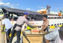 Satpolairud Polres Tojo Una-Una Sambangi dan Bina Masyarakat Pesisir Desa Labuan