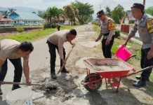 Minimalisir Kecelakaan Kapolsek Lore Selatan Pimpin Pengecoran Jalan Berlubang