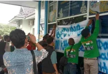Merasa Haknya Dirampas, Warga Tojo Geruduk dan Segel Kantor BPN Touna