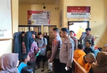 Wakapolres Touna Cek Ruang Tahanan saat Jam Besuk untuk Memastikan Keamanan