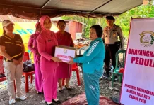 Bhayangkari dan Polsek Poso Kota Salurkan Bantuan untuk Korban Kebakaran