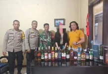 Polsek Luwuk Amankan Ratusan Botol Miras Ilegal dari Kamar Kos