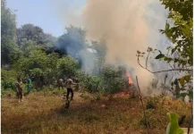 Polsek Tojo Bersama TNI dan Warga Lakukan Pemadaman Karhutla