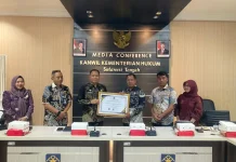 Kanwil Kemenkum Sulteng Serahkan Penghargaan IRH kepada Morowali