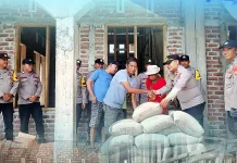Polsek Lamala Serahkan Bantuan Semen untuk Pembangunan Masjid